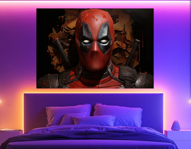 K&ouml;nnte beinhalten: Ein gro&szlig;er Leinwanddruck von Deadpool, der Marvel Comics-Figur, h&auml;ngt &uuml;ber einem Bett. Das Kunstwerk zeigt Deadpools rote und schwarze Maske und Kost&uuml;m vor einem dunklen Hintergrund. Der Raum wird durch violette und orangefarbene Akzentbeleuchtung beleuchtet.