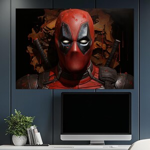 K&ouml;nnte beinhalten: Leinwanddruck mit Nahaufnahme von Deadpool's Gesicht. Die Figur tr&auml;gt eine rot-schwarze Maske und einen Anzug. Der Hintergrund ist dunkel mit einem strukturierten, braunen und goldenen Design. Zwei Schwerter sind hinter der Figur zu sehen.