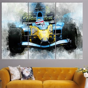 K&ouml;nnte beinhalten: Dreiteiliger Wandkunstdruck mit einem Aquarellgem&auml;lde eines Formel-1-Rennwagens. Das Auto ist &uuml;berwiegend gelb und blau, mit schwarzen Reifen. Der Hintergrund hat einen Aquarellwascheffekt.