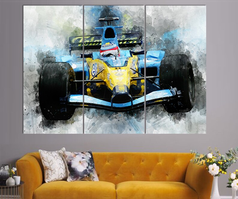 K&ouml;nnte beinhalten: Dreiteiliger Wandkunstdruck mit einem Aquarellgem&auml;lde eines Formel-1-Rennwagens. Das Auto ist &uuml;berwiegend gelb und blau, mit schwarzen Reifen. Der Hintergrund hat einen Aquarellwascheffekt.