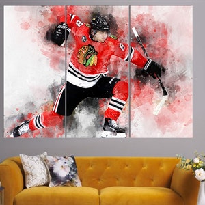Op de afbeelding: Een aquarel schilderij van een hockey speler die een rood en zwart shirt draagt met een zwarte helm. De speler schaatst en houdt een hockeystick vast. De achtergrond is een witte en rode aquarel was.