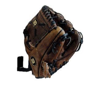 Puede incluir: Un guante de béisbol de cuero marrón desgastado, con costuras negras y un logotipo de Wilson. El guante muestra signos de uso, con desgaste visible. El guante está diseñado para atrapar pelotas de béisbol.