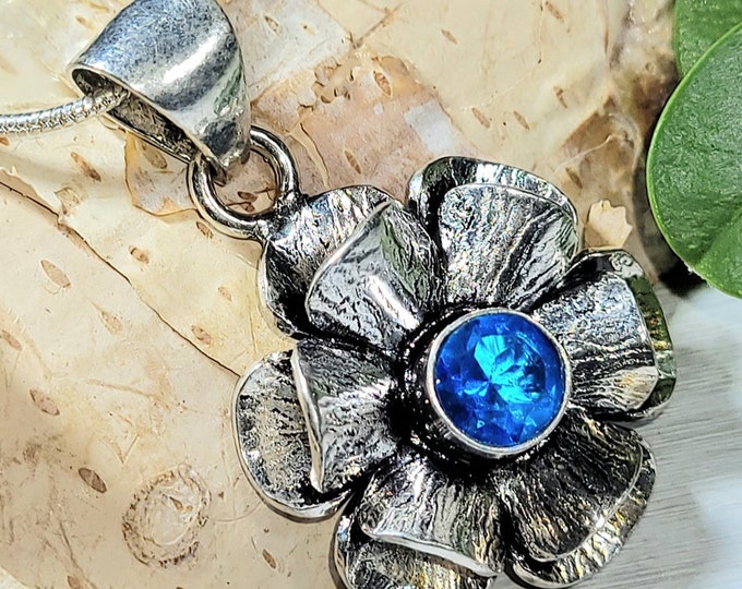 Natural London Blue Topaz Flower .925 Sterling Silver Pendant measures 1 7/16" x 1" 6 Grams J10