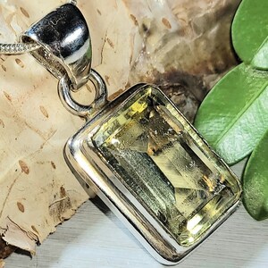 Natural Emerald Cut Light Citrine .925 Colgante de plata esterlina mide 1 1/4 "x 9/16" 5 gramos Eye Clean U28