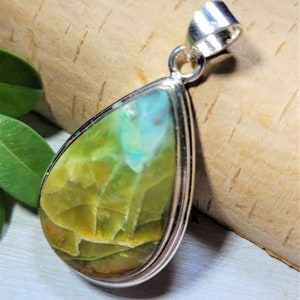Natürliche blau opalisierte Holz Cabochon Handmade .925 Sterling Silber Anhänger. Blauer Opalisierter versteinertes Holz Opal Anhänger. blauer Opal Anhänger