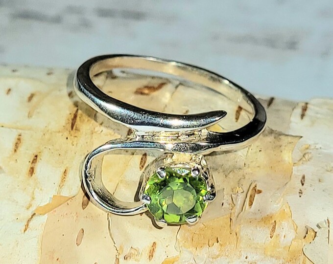 Natural Round Cut Peridot .925 Sterling Silver Ring Size 6 3 Grams 1/2" x 1/2" N37