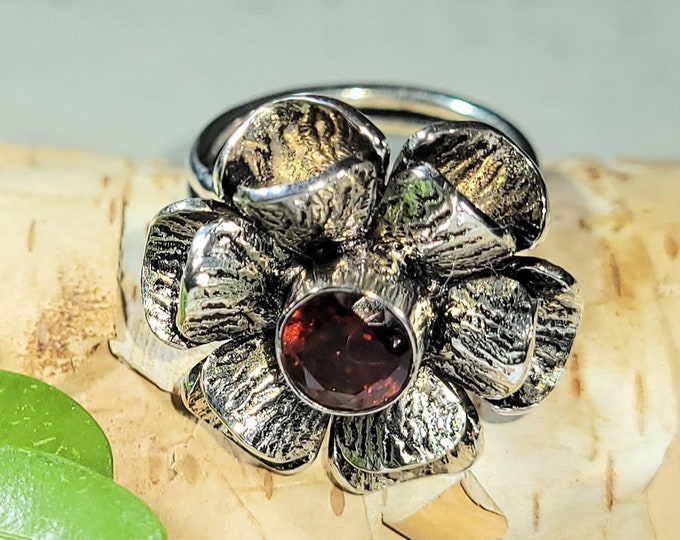 Natural Red Garnet Flower Design .925 Sterling Silver Ring Size 7 7 Grams 7/8" Round G03