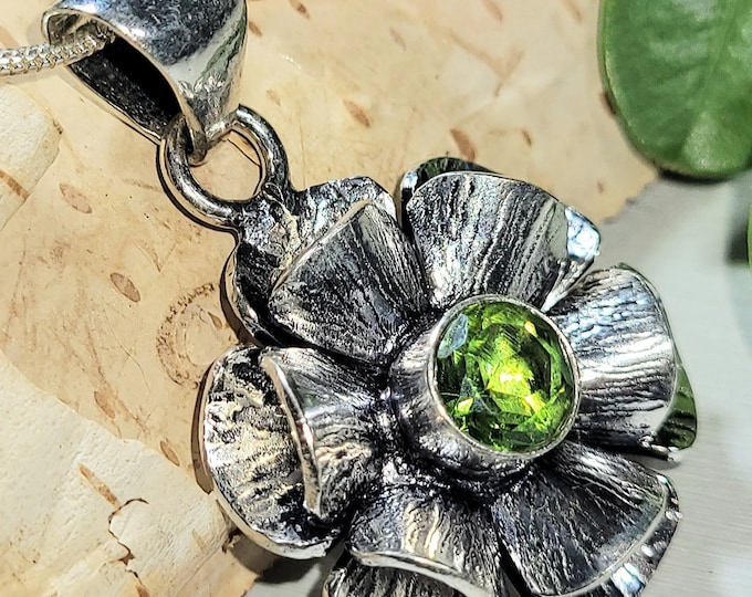 Natural Peridot Flower .925 Sterling Silver Pendant measures 1 7/16" x 7/8" 6 Grams L06