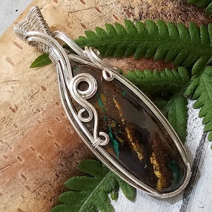 Colgante de zarinita en plata esterlina hecho a mano: joya ovalada con un toque llamativo