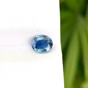 Natural bi color sapphire oval shape in blue color from madagascar , loose gemstone 1.00 cts