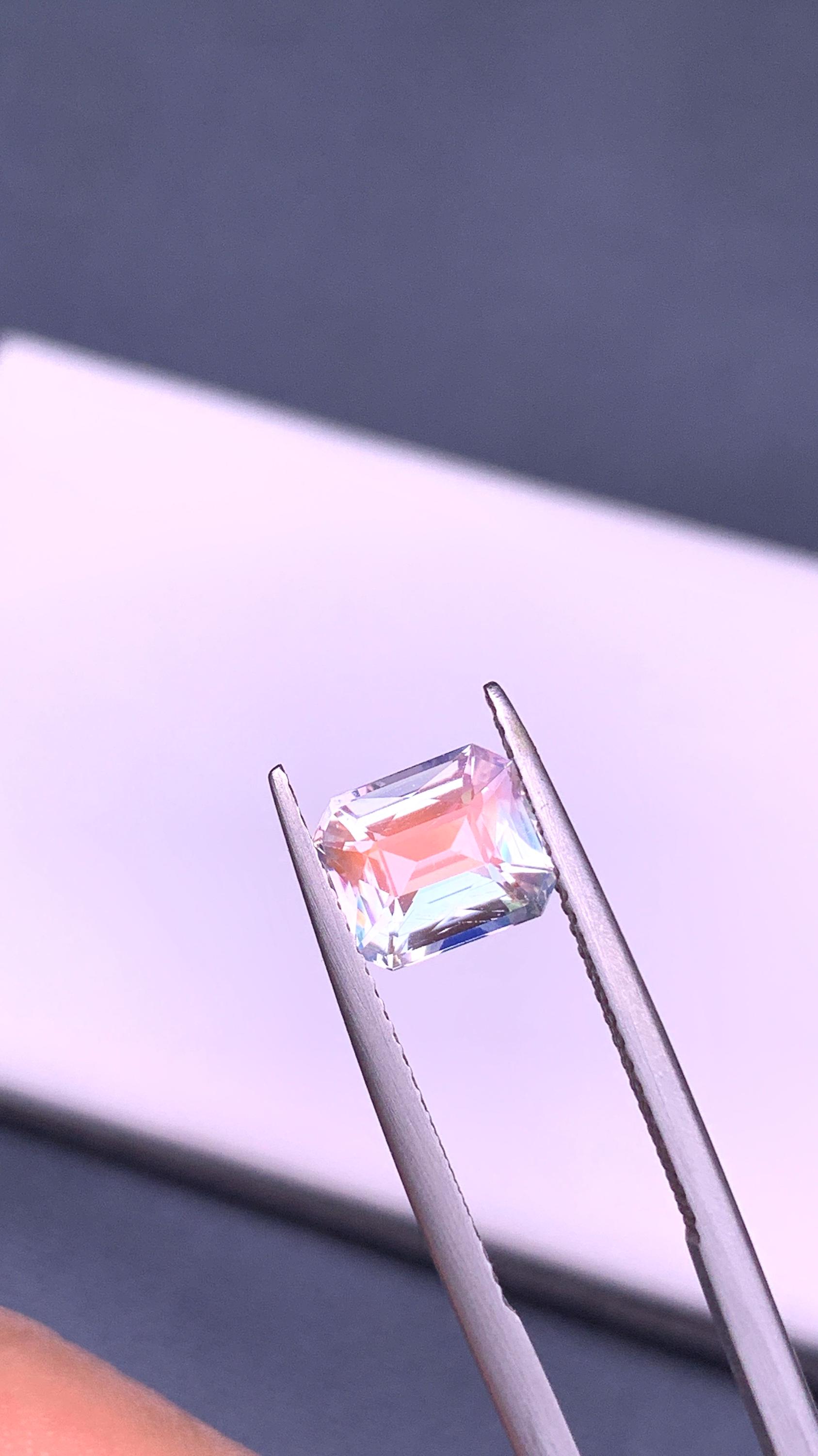 マダガスカル産の天然ラディアントカットレインボームーン