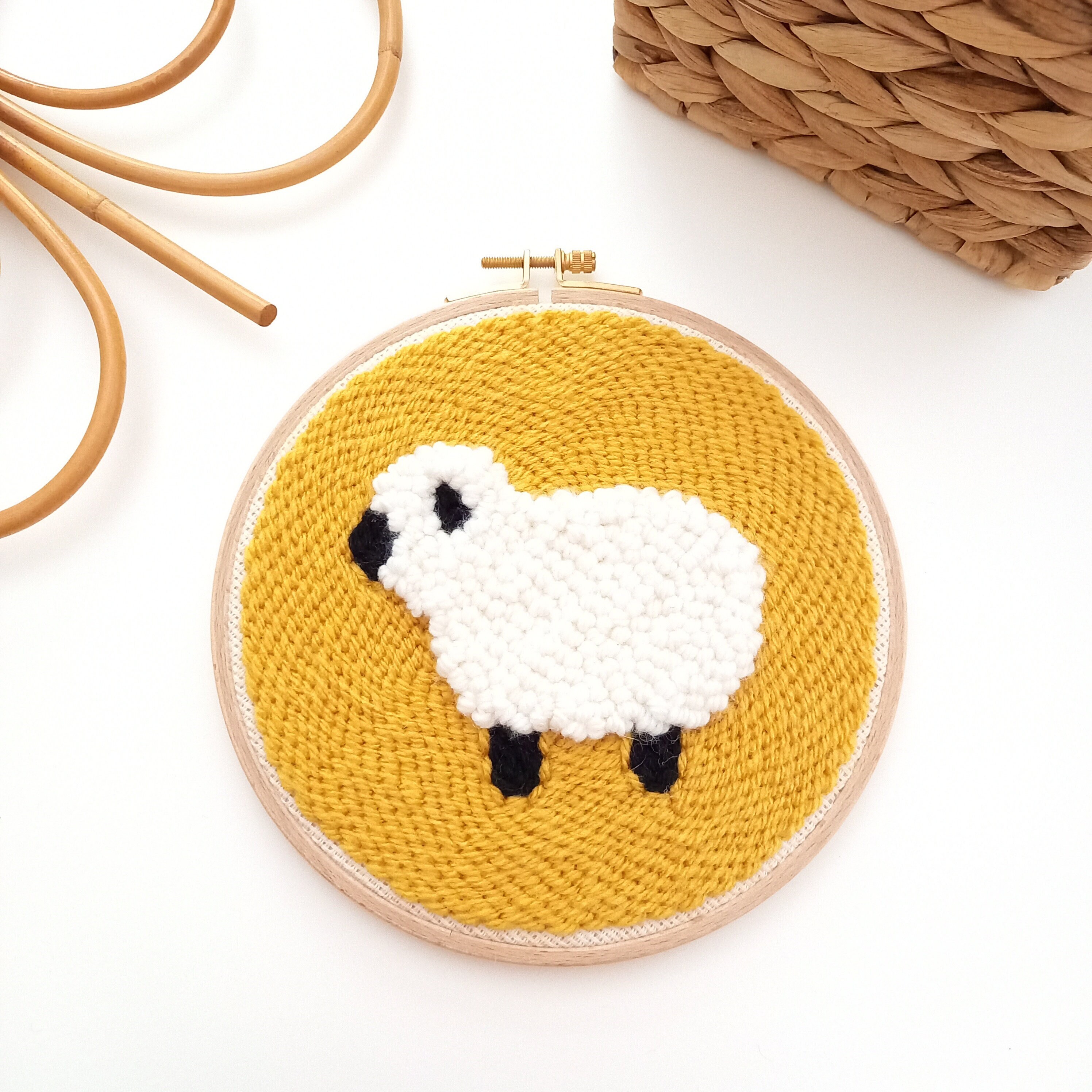 Broderie Mouton Jaune en Punch Needle