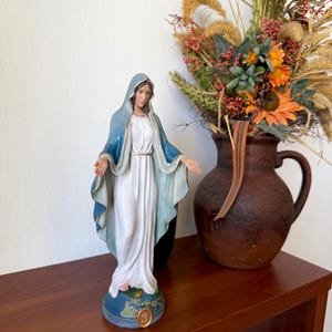 Our Lady of Grace Statue – Hand-Painted Madonna Figurine | Catholic Home Altar Decor | Virgin Mary Religious Sculpture Gift