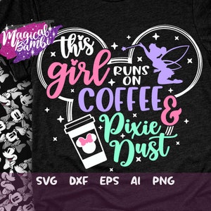 Puede incluir: Una camiseta negra con un diseño de orejas de Mickey Mouse blancas. El texto "This girl runs on coffee & pixie dust" está escrito en letras rosas, moradas y verdes dentro de las orejas. El texto "Magical Bambi" está en la esquina superior izquierda de la imagen.