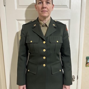 Vintage 1950s US Army Women’s Dress Green Jacket Korean War Era Warrant Officer Berlin Command Patch Military Uniform