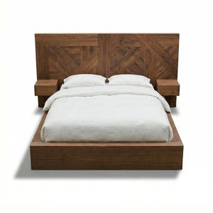 Estructura de cama de nogal tejido: Cama tipo plataforma de estilo rústico con mesitas de noche.