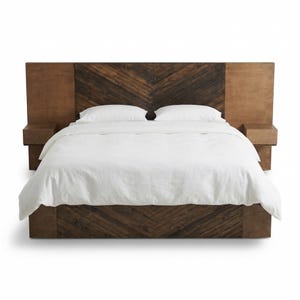 Peut inclure: Un lit en bois avec une tête de lit et deux tables de chevet attachées. La tête de lit présente un motif en chevrons en bois brun foncé, avec du bois brun clair sur les côtés. Le lit est recouvert d'une literie blanche.