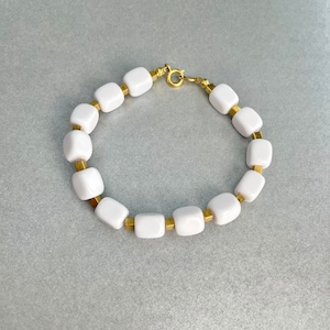 Pulsera Trifari vintage: cuentas de lucita blanca y tono dorado, joyería de los años 80
