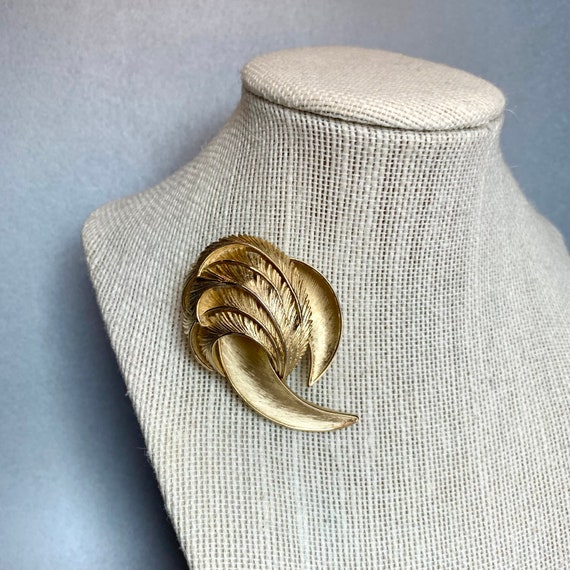 Vintage Crown Trifari Leaf Feather Brooch, Gold T… - image 8