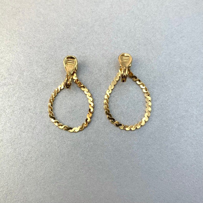 Boucles d'oreilles Monet vintage, petites créoles à clip dorées, bijoux miniatures signés des années 80, cadeau pour lui. image 3