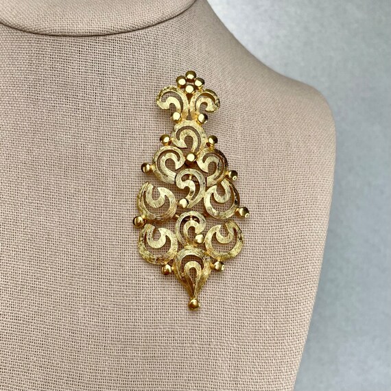 VINTAGE MONET ARTICULATED LARGE GOLD TONE BROOCH PIN