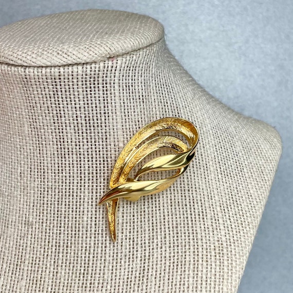 Vintage Napier Gold Tone Leaves Brooch - Signed Estate  display picture 3