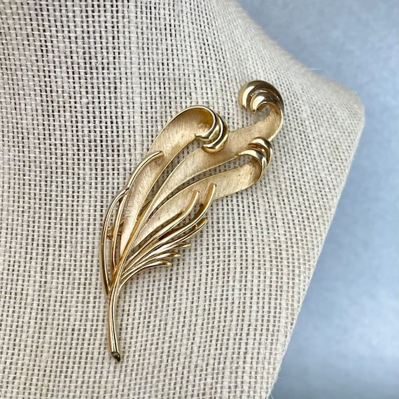 Vintage Crown Trifari Feather Brooch, Gold Tone L… - image 1