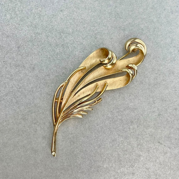 Vintage Crown Trifari Feather Brooch, Gold Tone L… - image 2