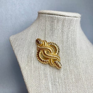Vintage Christian Dior Brooch: Gold Tone Interlacing Cables Ornament