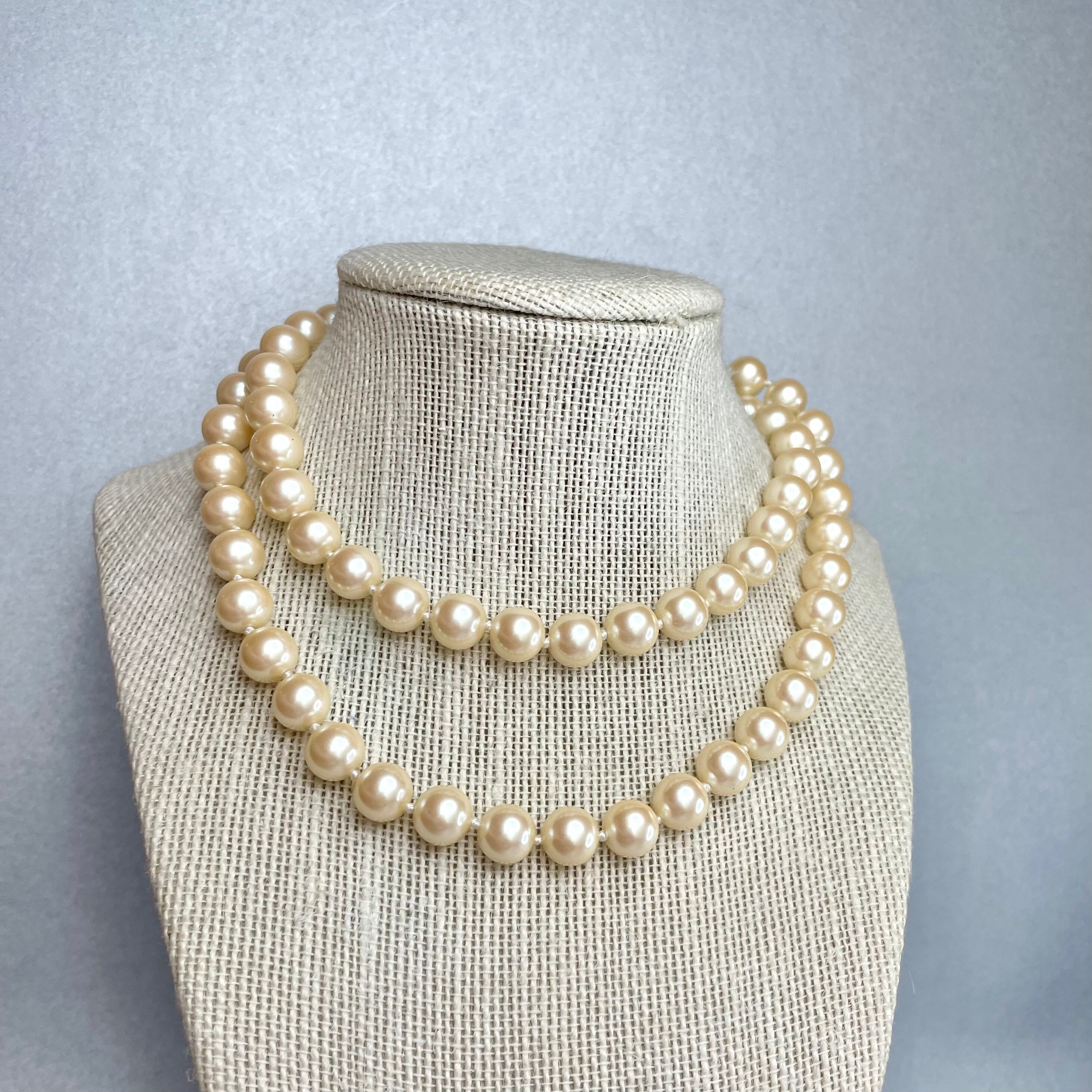 Sold at Auction: M&M Designs Signed MidCentury Pearlescent Necklace