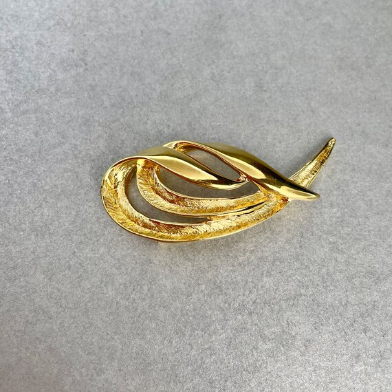Vintage Napier Gold Tone Leaves Brooch - Signed Estate  display picture 3