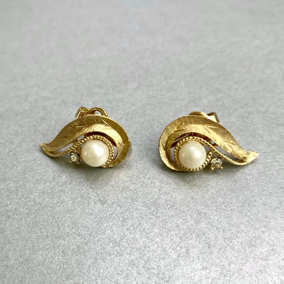 Vintage Crown Trifari Leaf Earrings, Gold Tone Pe… - image 2
