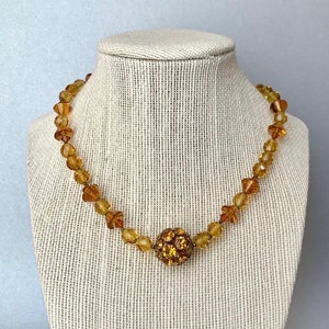 Collar vintage con colgante de cuentas de Miriam Haskell: bola de diamantes de imitación en tono dorado