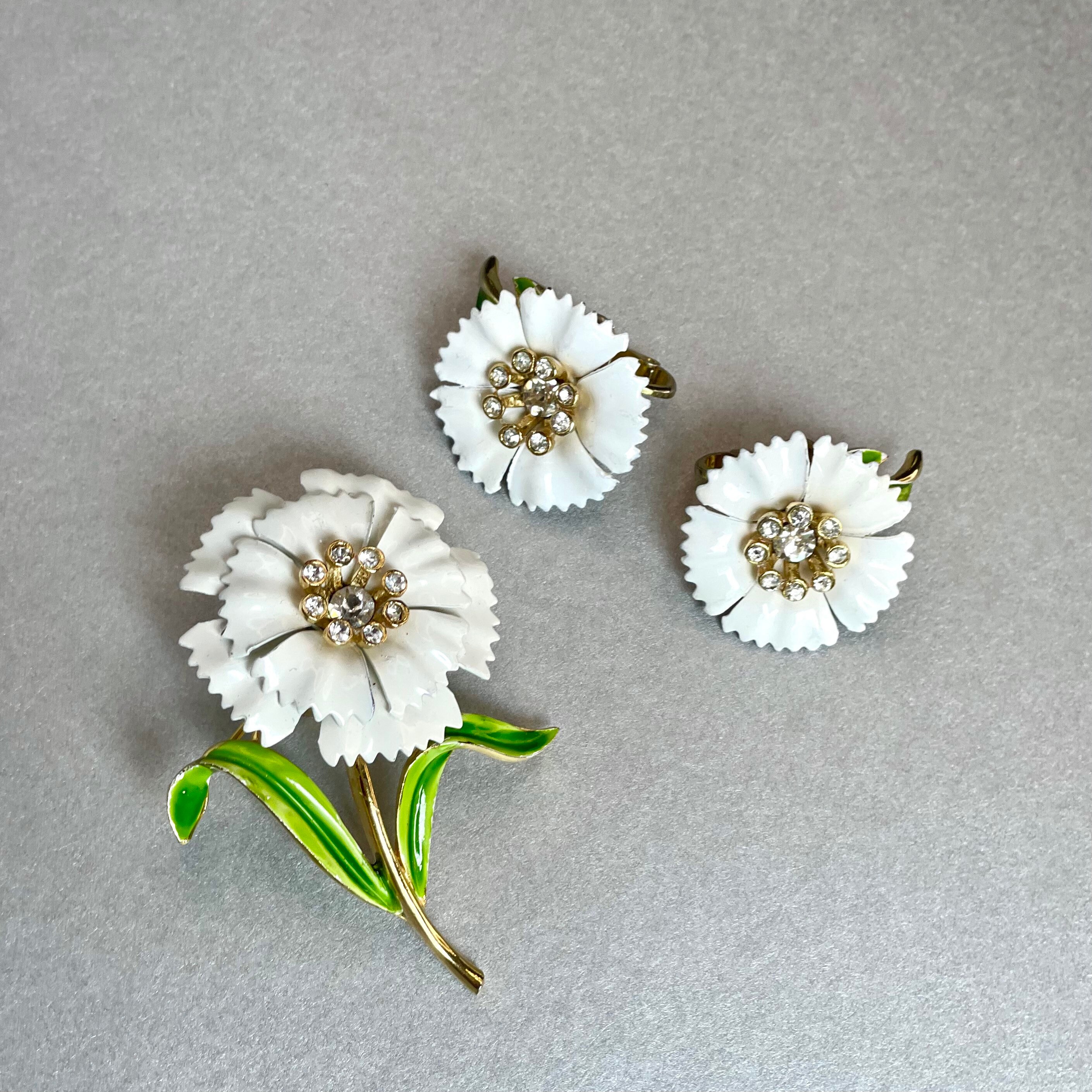 CROWN TRIFARI 白エナメル ハナミズキ ブローチ&イヤリングセット Vintage Crown Trifari Enamel Carnation Brooch and Earrings Set - Etsy