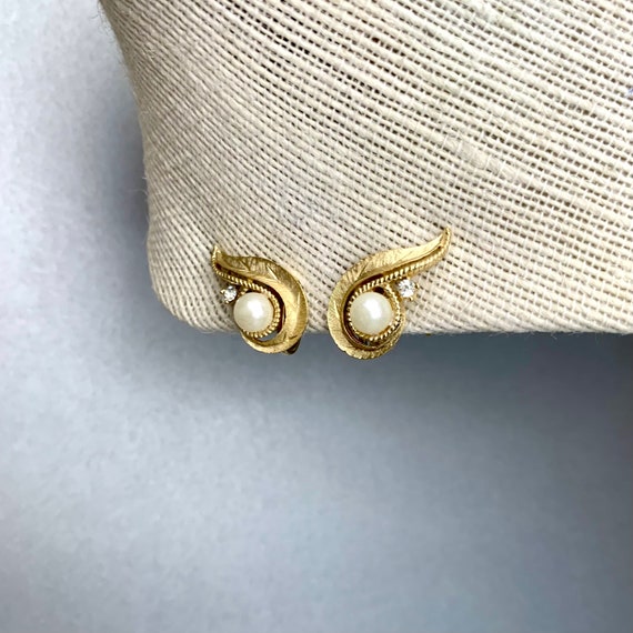 Vintage Crown Trifari Leaf Earrings, Gold Tone Pe… - image 6