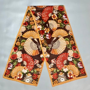 Vintage Oscar De La Renta lange sjaal, bloemen en roodoranje Chinese waaiers op bruine sjaal, 52 x 11 inch gesigneerde accessoires.