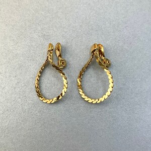 Boucles d'oreilles Monet vintage, petites créoles à clip dorées, bijoux miniatures signés des années 80, cadeau pour lui. image 2