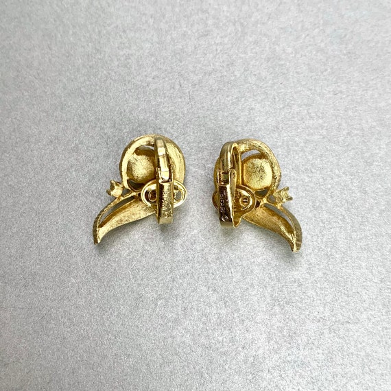 Vintage Crown Trifari Leaf Earrings, Gold Tone Pe… - image 3