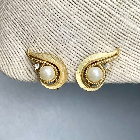 Vintage Crown Trifari Leaf Earrings, Gold Tone Pe… - image 1