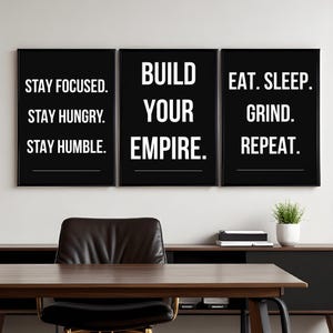 Op de afbeelding: Een drieluik van zwarte ingelijste posters met witte tekst. De linkerposter luidt: "Stay Focused. Stay Hungry. Stay Humble." De middelste poster luidt: "Build Your Empire." De rechterposter luidt: "Eat. Sleep. Grind. Repeat."