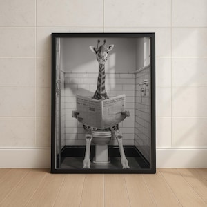 Könnte beinhalten: Schwarz-Weiß-Druck in einem Rahmen, der eine Giraffe zeigt, die auf einer Toilette sitzt und Zeitung liest. Die Szene spielt in einem Badezimmer mit gefliesten Wänden und einem schwarzen Rahmen.