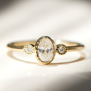 Minimalist Lünette Oval Cut Drei Stein Moissanit Diamant in 14K Massivgold Jahrestag Geschenk für Sie, Drei-Stein-Ring für Sie, Versprechen Ring