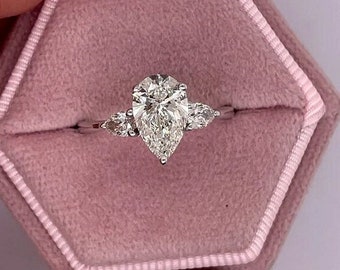 Anillo de compromiso de tres piedras con moissanita de corte pera, 1,50 quilates
