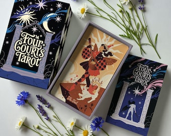 Könnte beinhalten: Ein Tarotkartenspiel mit einer Schachtel und Karten mit Illustrationen. Die Schachtel ist schwarz mit einem Nachthimmel-Design und dem Text "Four Courts Tarot". Die Karten zeigen Figuren und Szenen. Blumen sind um das Deck angeordnet.