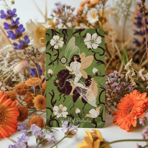 Op de afbeelding: Een tarotkaart met een vrouw in witte bepantsering met vleugels die op een grote bij rijdt. De kaart heeft een groene achtergrond met witte bloemen en de woorden "Knight of Pentacles".