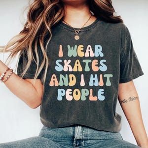 I Wear Skates And I Hit People Shirt, Roller Derby Shirt Roller Derby Gift Roller Derby Roller Derby Shirts Roller shirt zdjęcie 1