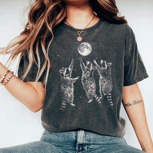 Camiseta de mapaches, camiseta gráfica vintage de mapaches, camiseta retro de luna de mapaches, amantes de los mapaches, camiseta divertida de mapaches, camiseta de moda para mujeres imagen 1
