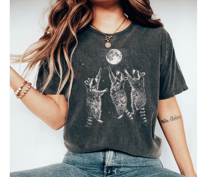 Camiseta de mapaches, camiseta gráfica vintage de mapaches, camiseta retro de luna de mapaches, amantes de los mapaches, camiseta divertida de mapaches, camiseta de moda para mujeres imagen 1