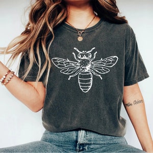 Bee Botanical Shirt Bee T-Shirt Nature Shirt Summer Shirt Gift For Her Cute Bee Shirt Bee wildflower shirt mom shirt annimal shirt