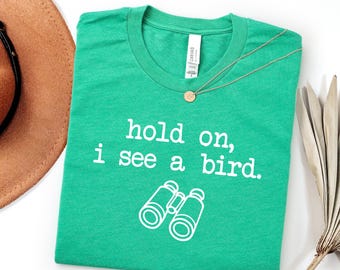 Camiseta "Espera, veo un pájaro", divertida para observar aves, ropa para observar aves, regalo para amantes de la naturaleza, para observar aves
